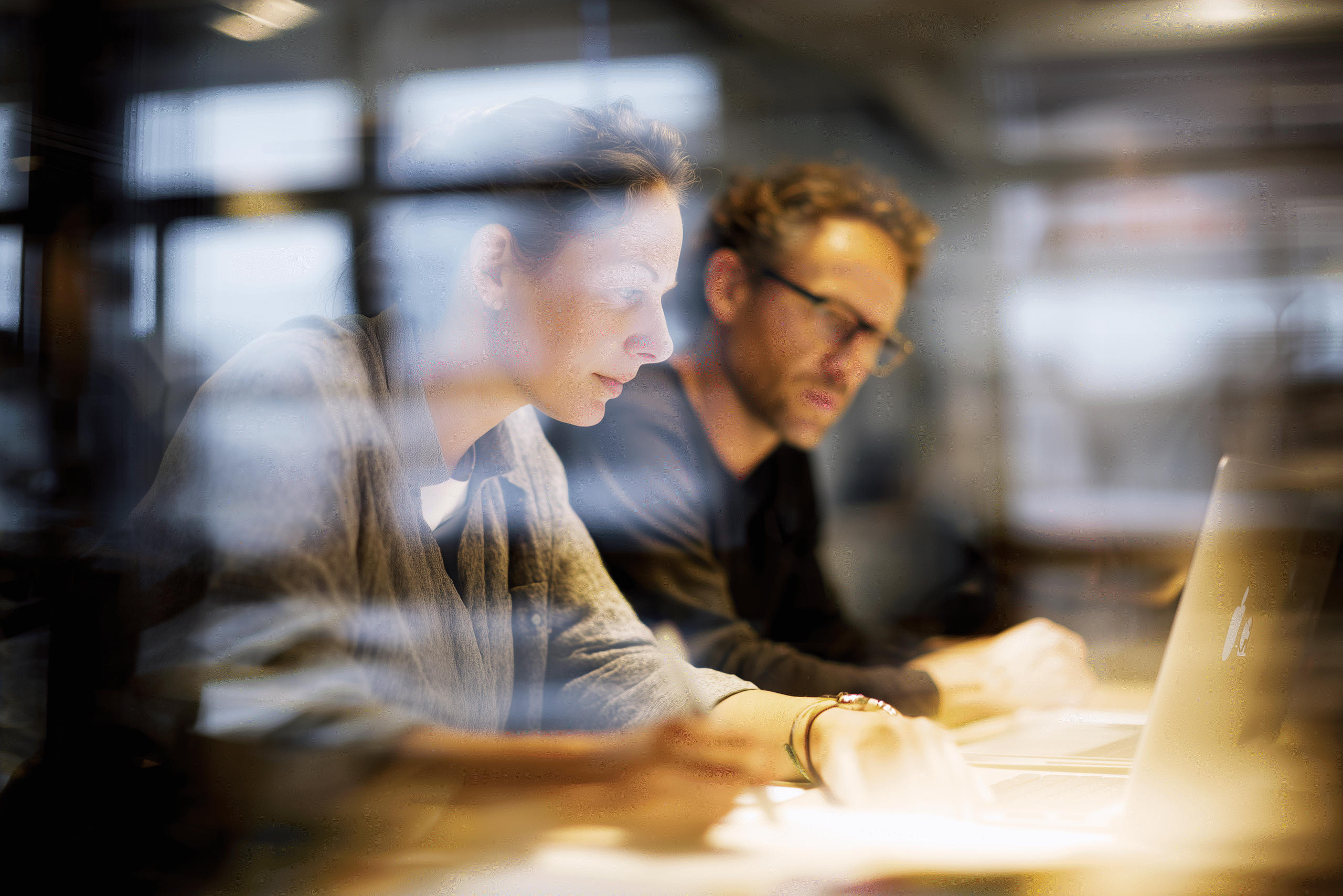 monk 89042 two colleagues sitting side by side at desk one poin 03edf5f6 13ee 4177 9842 966d50c59831